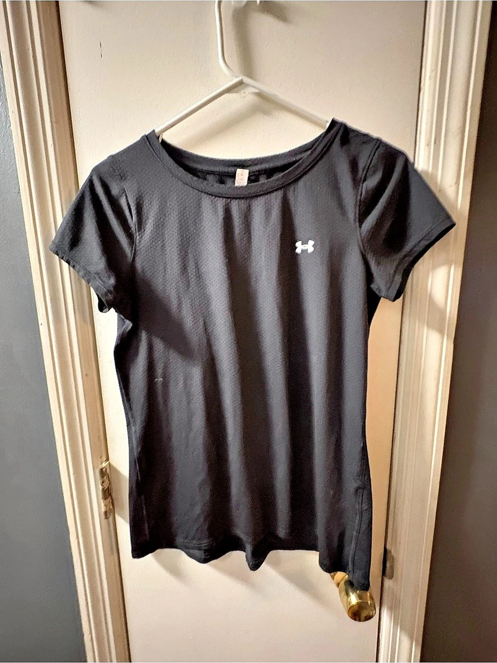 Under Armour Black Short Sleeve Athletic Top size small